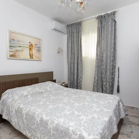 Sunny House Apartment *