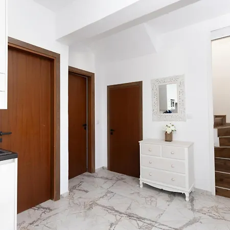 Sunny House Apartment *